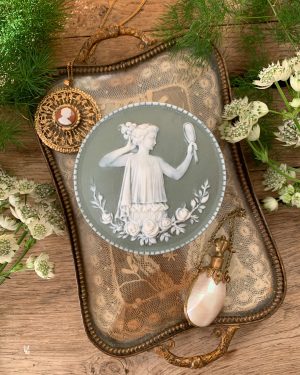 ancienne boite à bijoux en biscuit wedgwood