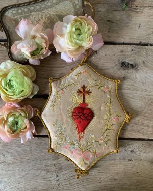 ancienne broderie ex voto coeur