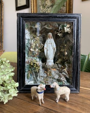 Ancienne vitrine religieuse XIXe