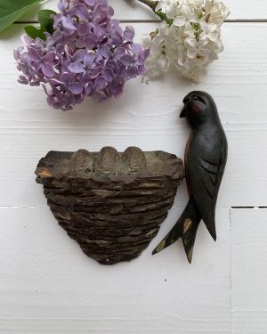 Ancien nid d’hirondelles en bois